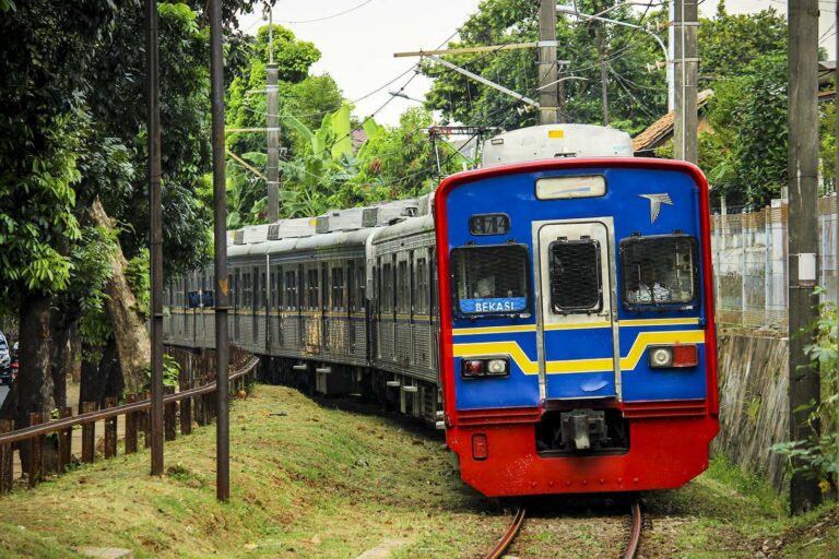 KRL seri 1000 set 08 (1080F) yang kini menjadi bagian dari KRL Jabodetabek. | Foto: Farouq Adhari