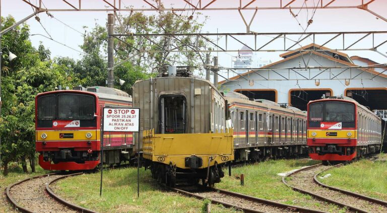 Rangkaian KRL 205-54F (tengah) dan 205-123F (kanan) saat diparkir di dalam BY Manggarai | Foto: Farouq Adhari