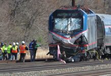 Lokomotif Kereta Amtrak yang ringsek setelah menabrak ekskavator | Foto: elkhartruth.com