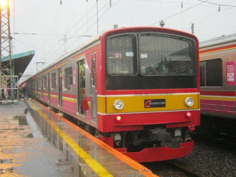 KRL JR205 set 205-17F saat beroperasi dengan formasi 8 kereta | Foto: Faris Fadhli