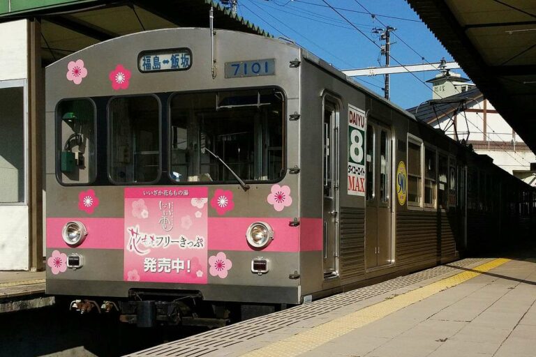 KRL seri 7000, 7101F dengan warna pink dan corak bunga milik Fukushima Kotsu | Foto: 羽吹舞 via commons.wikimedia.org