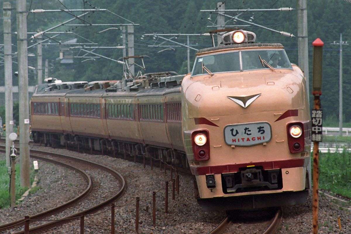 1200px-JNR-485-Hitachi KRL seri 485 "Hitachi" milik JR East | Sumber: Wikipedia.