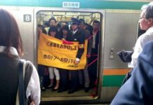 Walau Pintu Terbuka, KRL Seri E231 ini Tetap Berjalan di Jalur Yokosuka