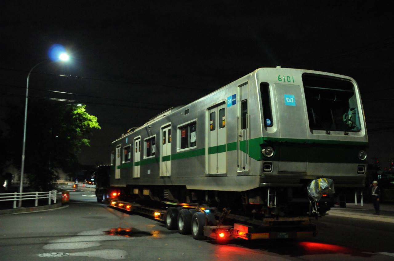 Kereta 6101 dari rangkaian 6101F berangkat dari dipo Shin-Kiba menuju pelabuhan Tokyo | Foto : Masaaki Yoshida