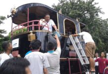 Railfans Bersihkan Monumen Lokomotif Trem Uap B12 39 Stasiun Surabaya Pasar Turi