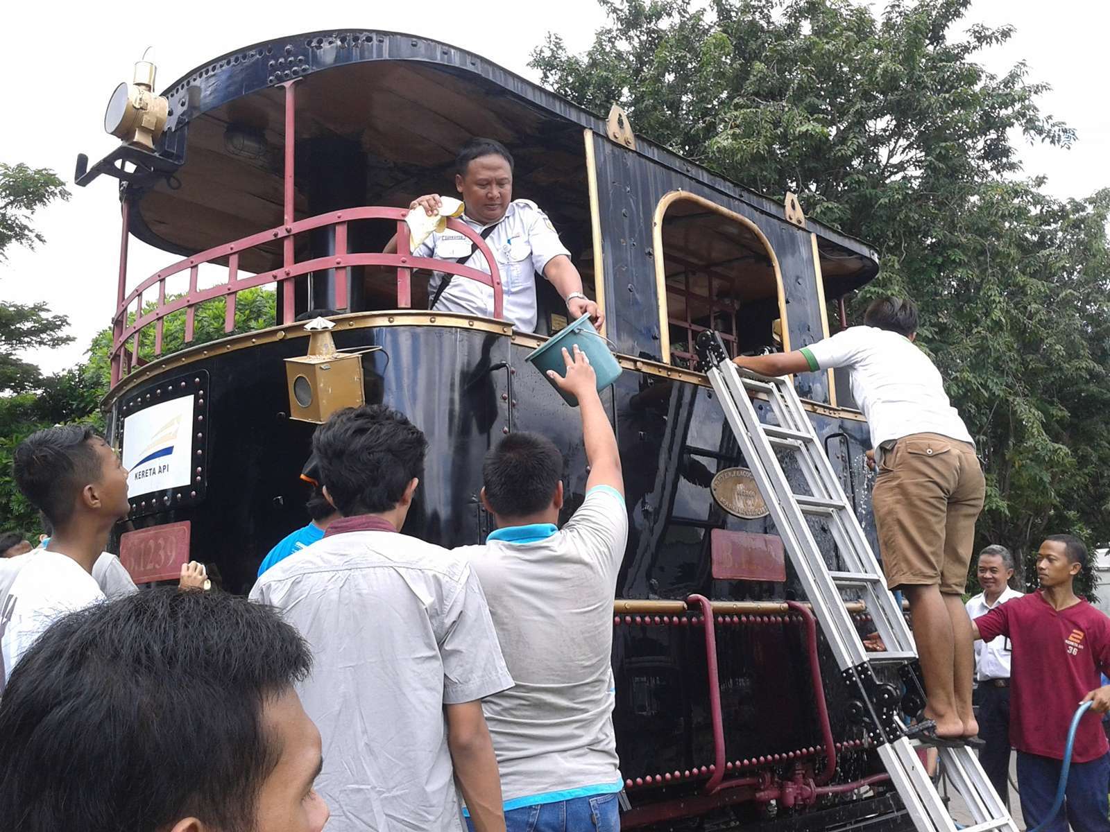 railfans bersihkan monumen lokomotif trem uap b12 39 stasiun surabaya pasar turi - 1 HD Gallery | Kaori Nusantara 2026