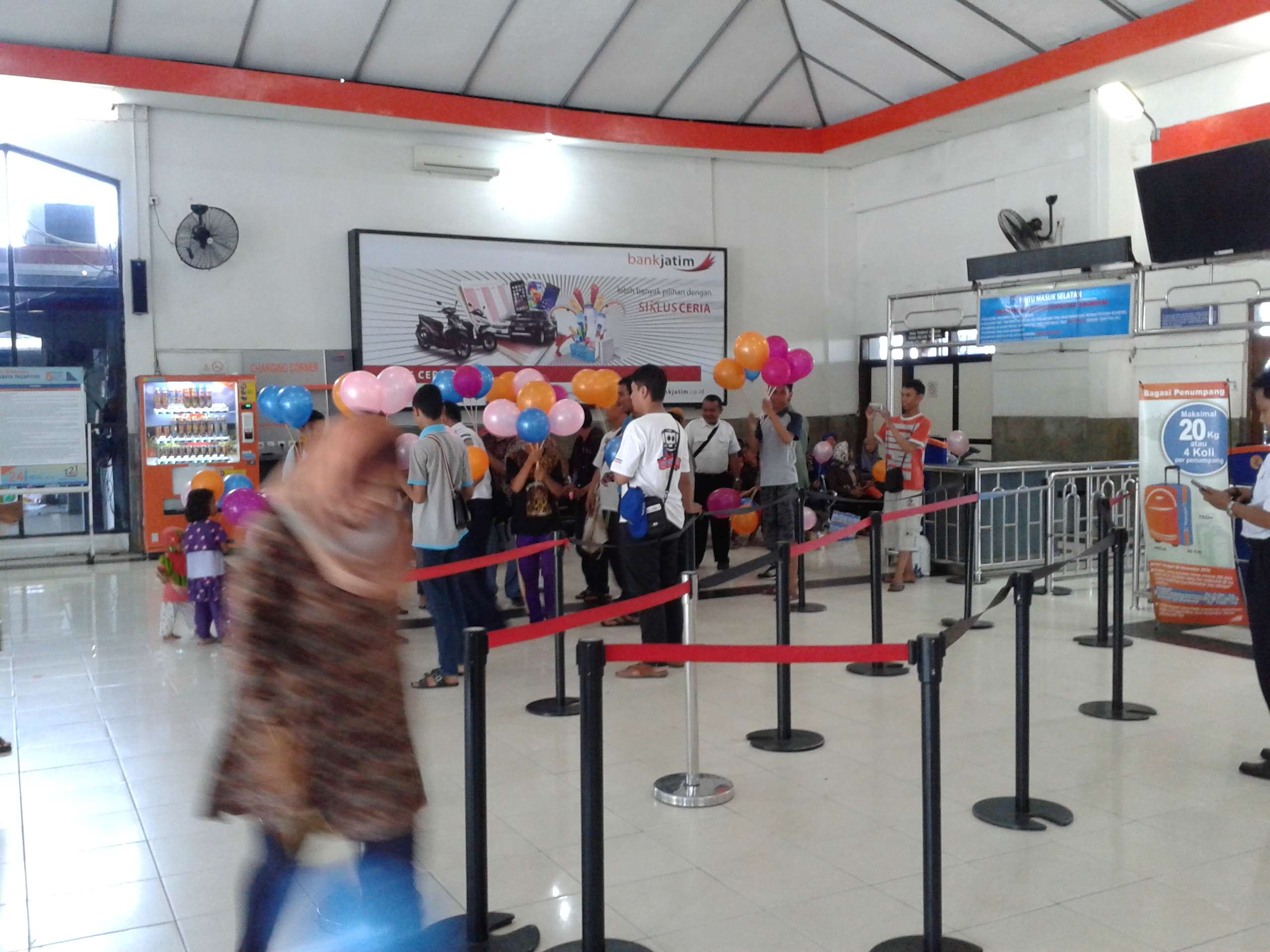 railfans bersihkan monumen lokomotif trem uap b12 39 stasiun surabaya pasar turi - 1 HD Gallery | Kaori Nusantara 2026