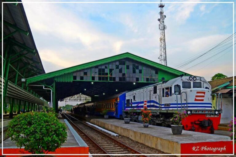 CC 201 05 dengan seragam khas putih bergaris biru.