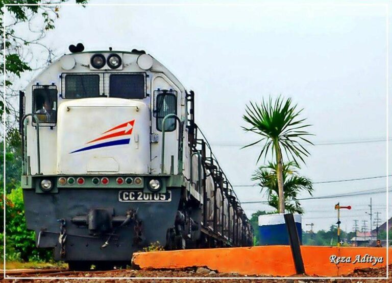CC 201 05 dengan seragam baru PT KAI