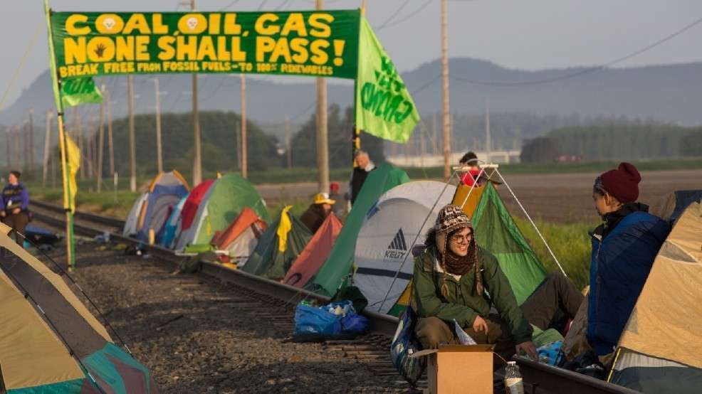 8890a248-f928-46f0-beae-ee453dfc5260-large16x9_Anti_Oil_Protests__vcatalanifisherinteractive.com_5 Para aktivis lingkungan yang berkemah diatas jalur KA | Foto: Grant Hindsley via AP