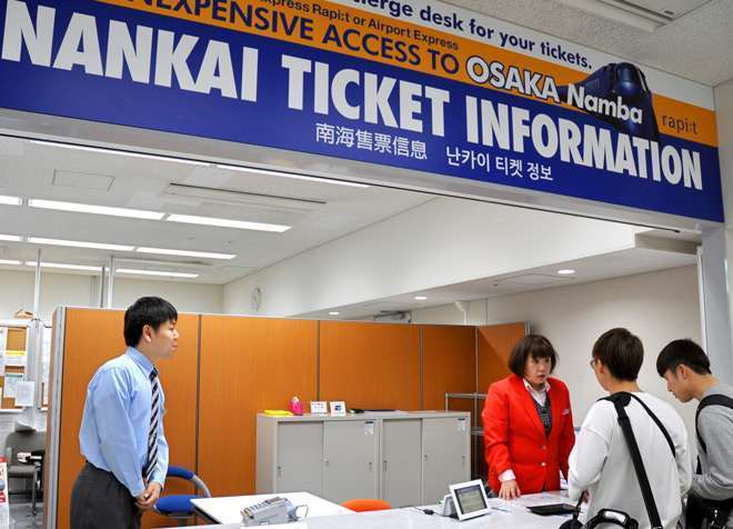 Loket informasi multibahasa milik Nankai Electric Railway yang dikhususkan untuk wisatawan asing | Sumber: asahi.com