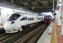 KRL Ekspress Terbatas seri 885 dan KRL seri 813 milik JR Kyushu | Sumber: ntonrail.blogspot.com