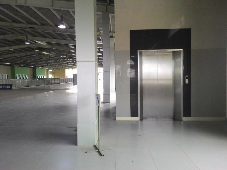Hall yang luas dan lift di stasiun Kebayoran
