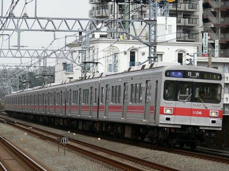 KRL Seri 1000 milik Tokyu yang pernah beroperasi di jalur Toyoko dengan formasi 8 kereta | Foto: Chabata_K via commons.wikimedia.org