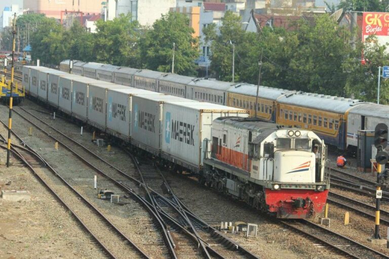 CC 201 05 saat uji coba KA angkutan peti kemas di Divre 1 