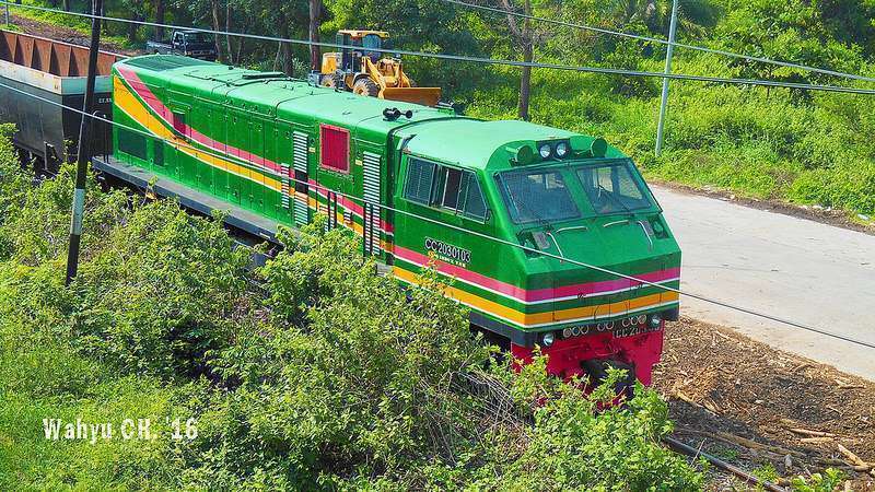 CC 203 33R dengan seragam hijau dan striping terbaru | http://www.skyscrapercity.com/showthread.php?t=1827853&page=5