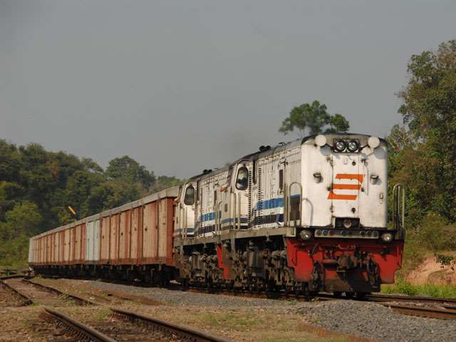 CC 203 33R saat masih menggunakan seragam putih garis biru | http://www.geocities.jp/kami_ki…/Travel_report_20080102.html