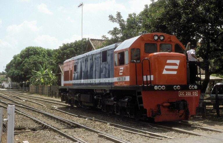 CC 201 05 dengan seragam khas Perumka | Source : (klik foto / click photo )