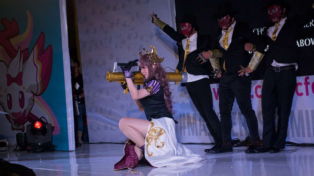 Shinta berpose cantik setelah pementasan selesai. Kabaret ini berlangsung selama 12 menit.