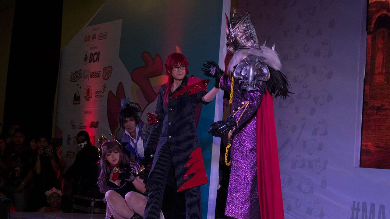 Vibhisan yang kini melawan Rahvan sementara Rama dan Shinta memandang dari kejauhan