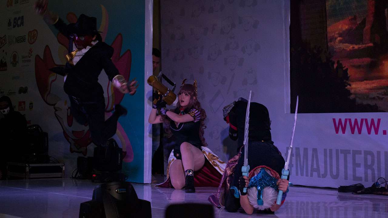 Shinta (Ying Tze) menembakkan senjata andalannya saat melawan trio geng Kaladhar.