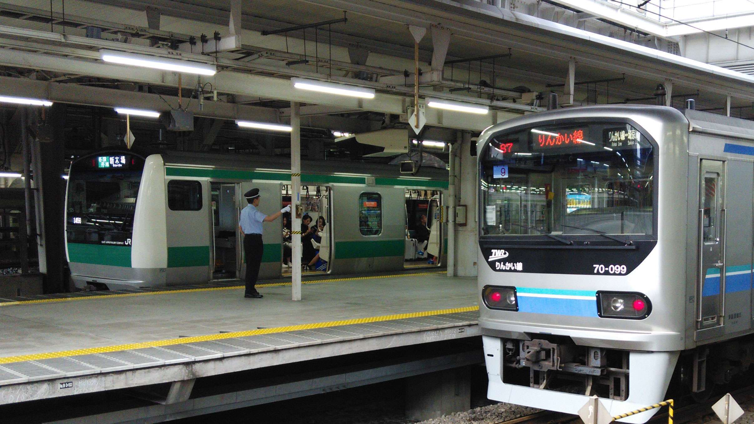 kp-jr-east-osaki-station Kondektur JR East Dalam Tugasnya (Ilustrasi)