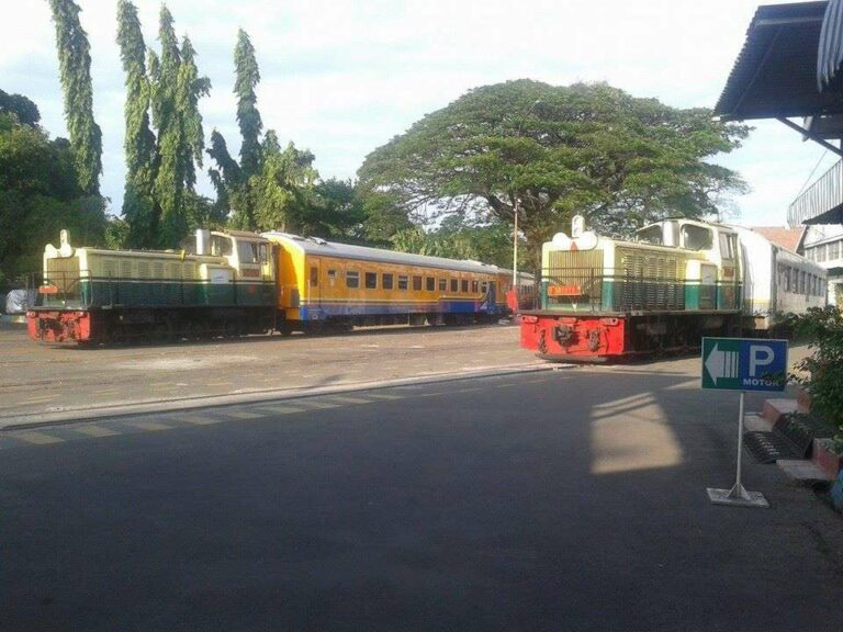Lokomotif D 301 yang masih setia langsir di BY SGU
