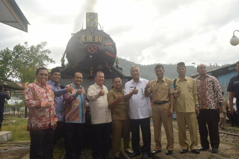 Foto Bersama di depan Mak Itam | Foto: Yudha Ahada