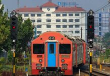 Rangkaian KRD Prameks Dilempari Dengan Petasan KA Prameks Dilempari Dengan Petasan