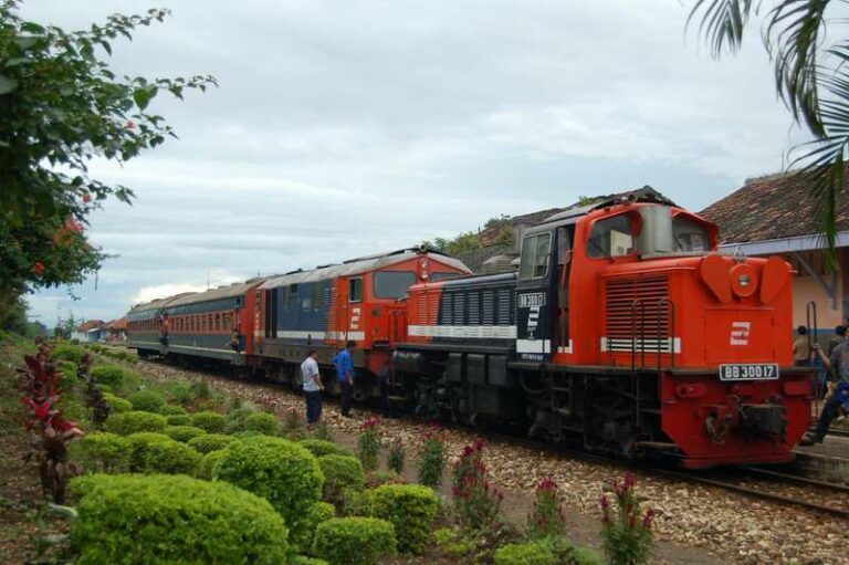 BB 300 17 ketika masih berdinas sedang menolong BB 301 17 yang mengalami kerusakan | Source : (https://www.flickr.com/photos/aschu/)