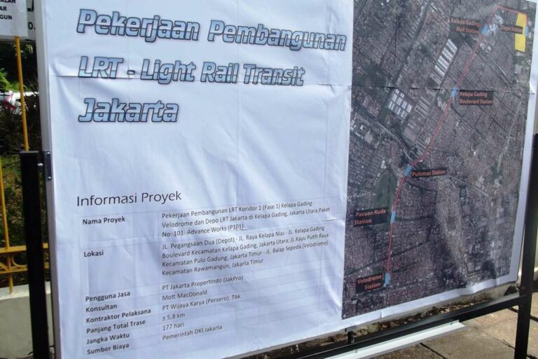 Papan informasi terkait proyek LRT Jakarta