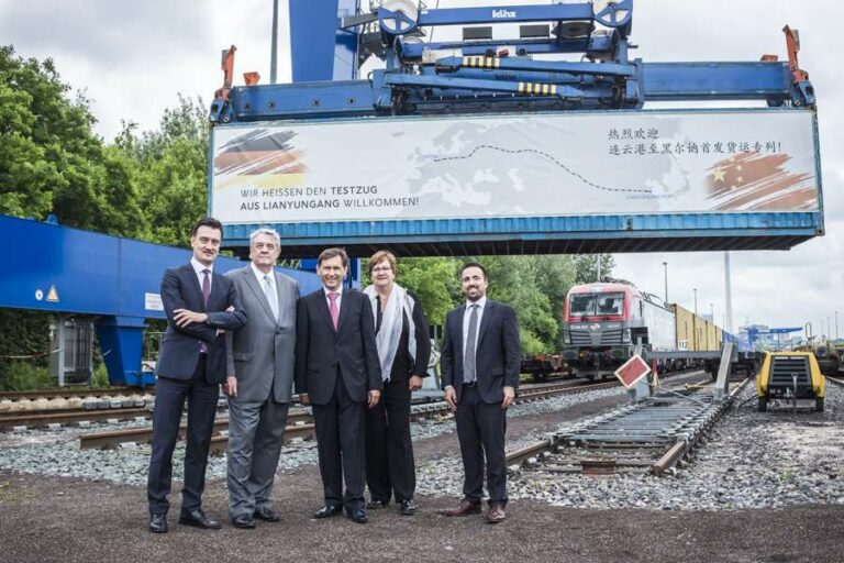 Penyambutan kedatangan perjalanan KA barang percobaan Lianyungang - Herne