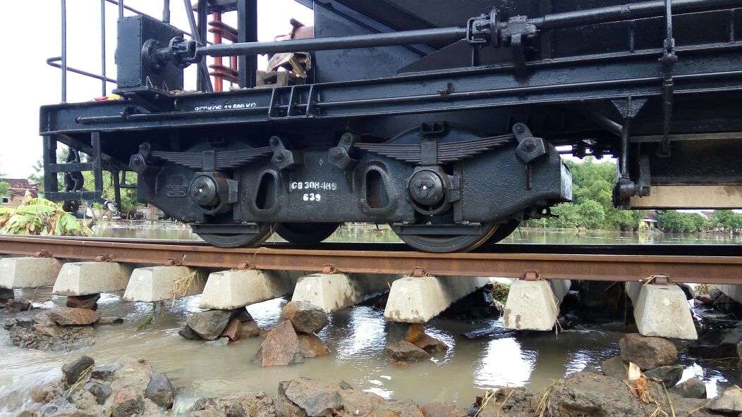 KA angkutan batu balas yang dikirim untuk penanganan sementara efek banjir di Pasuruan | Foto: Reza Aditya
