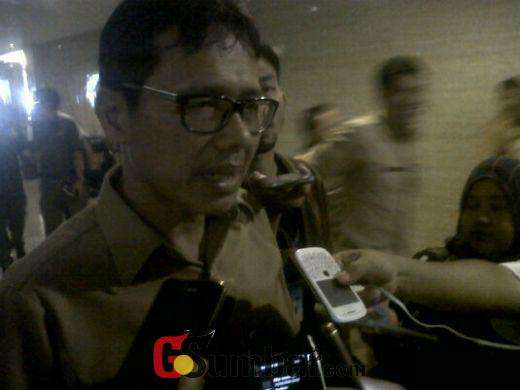 Gubernur Sumatera Barat, Irwan Prayitno saat diwawancara oleh awak wartawan | Sumber: Gosumbar.com