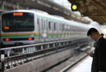 Smartphone yang Jatuh ke Rel Jadi Penyebab Mayoritas Keterlambatan KRL di Tokyo