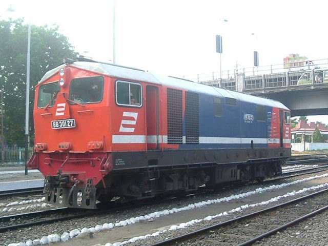 BB 301 27 stabling di stasiun surabaya gubeng menunggu untuk berdinas | Source : M.Luthfi Tjahjadi