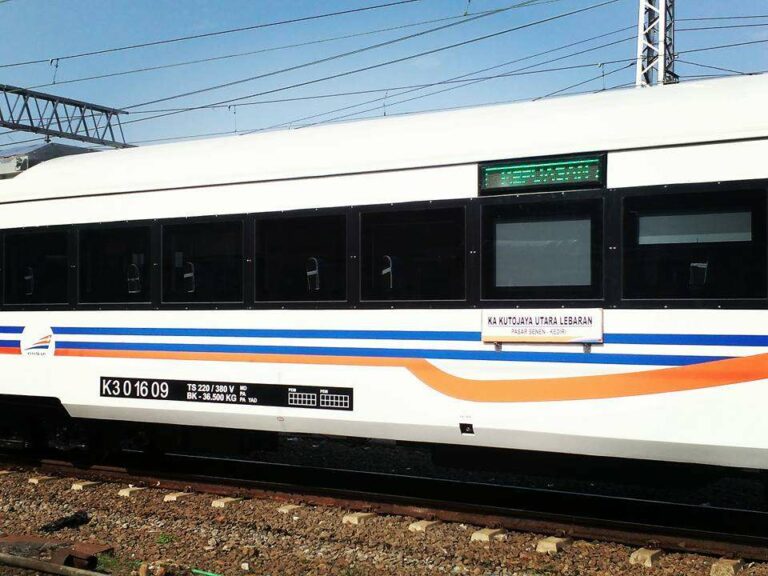 Tampak luar kereta ekonomi terbaru yang serupa dengan kereta eksekutif terbaru KAI | Foto: Andi Ardiansyah