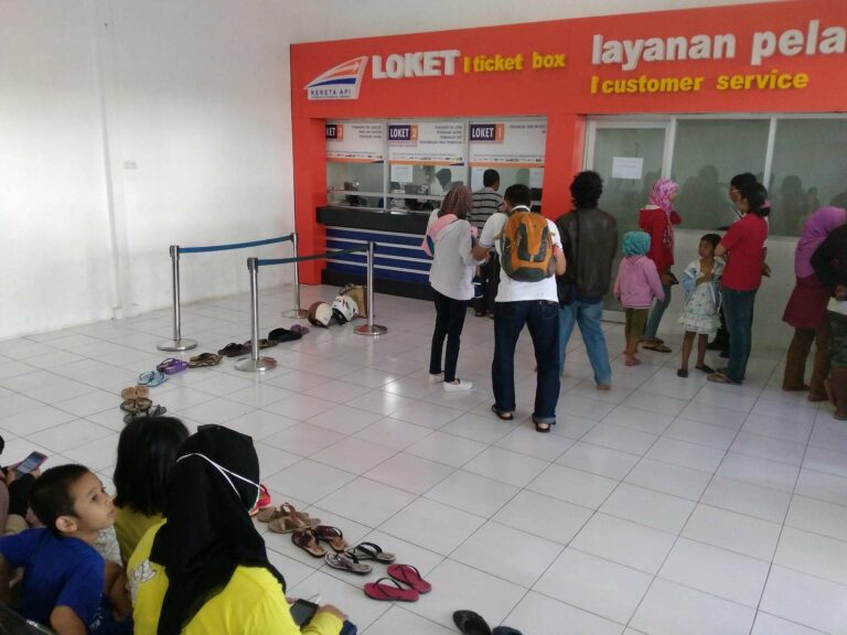 Antrian sandal dari penumpang di Stasiun Sidoarjo | Foto: Riyat Iskandar