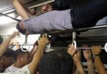 Ogah Berdesakan Saat Jam Sibuk, Seorang Pria Rebahan Di Rak Barang Kereta Berdesakan Saat Jam Sibuk