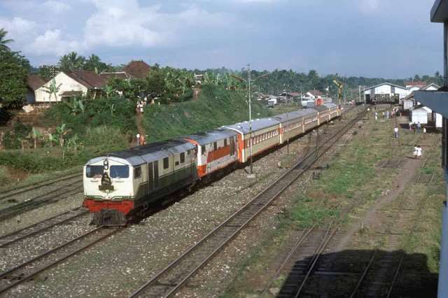 BB 301 27 (lokomotif belakang) traksi ganda dengan BB 301 12 menarik KA Parahijangan | Source : (http://cc2041104yk.blogspot.co.id/2016/05/bb301-27-badernya-bb301.html)