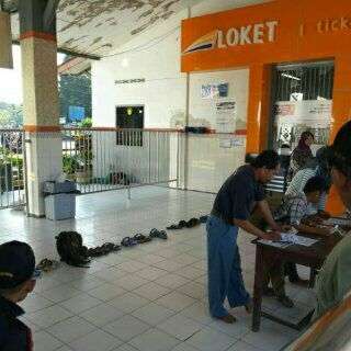 Sandal yang berbaris rapi di Stasiun Sepanjang