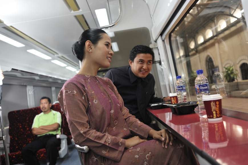 Suasana kereta makan ETS.