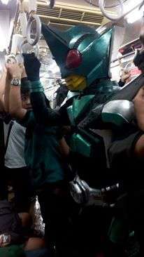 Sang Kamen Rider sedang berdesak-desakan didalam KRL | Foto: Divi Ari