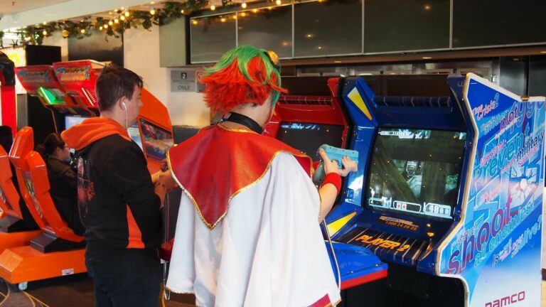 Pengunjung sedang bermain Time Crysis