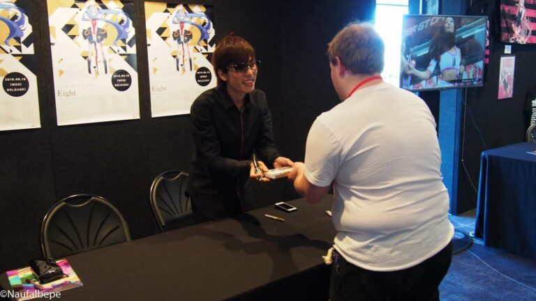 HachiojiP sedang melakukan Signing session