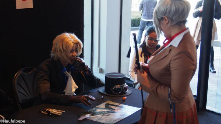 Yuegene Fay sedang berinteraksi dengan fansnya