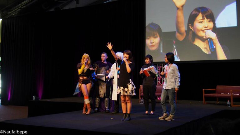 Ai Nonaka (Ai-Pon) sedang bermain game bersama para pengunjung SMASH!