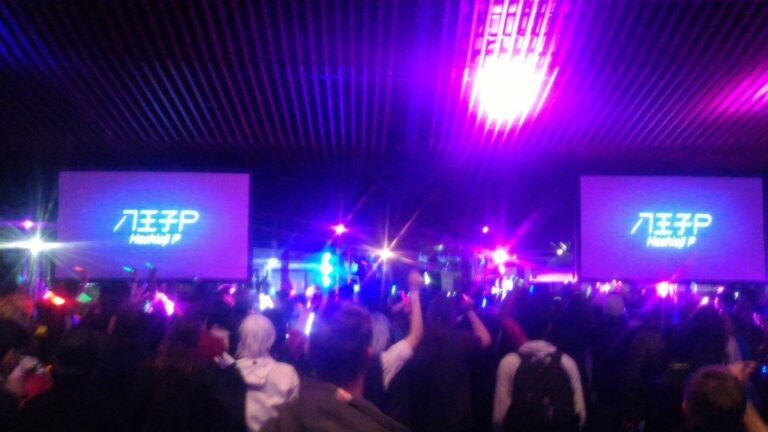 Vocaloid Prince HachiojiP sedang beraksi di panggung 10th Anniversary SMASH!