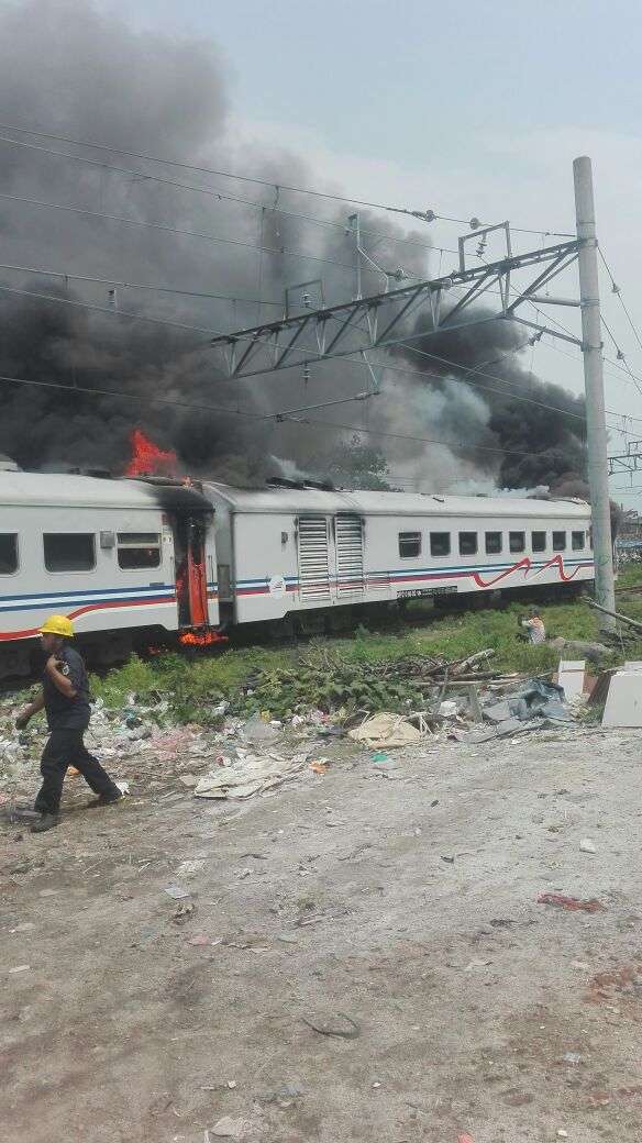 Api di kereta makan pembangkit menyambar kereta penumpang.