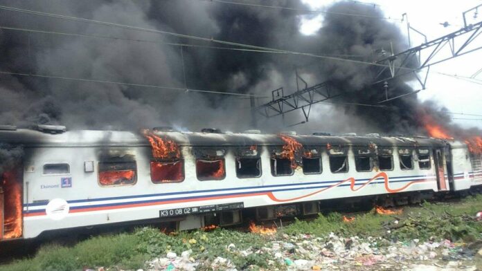 KA Kertajaya Terbakar Di Tanjung Priok